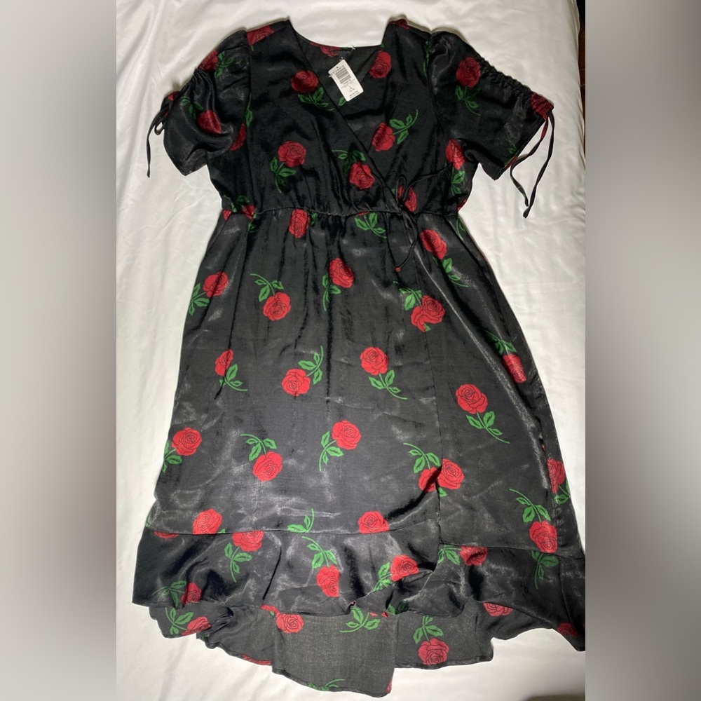 NWT Size 1 torrid black satin rose print wrap dress